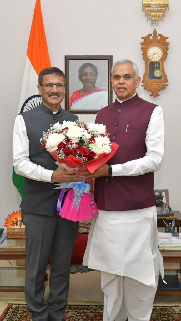 રાજ્યપાલ શ્રી આચાર્ય દેવવ્રતજીએ મુખ્ય સચિવ શ્રી પંકજ જોશીને ઉષ્માભેર આવકારીને શુભકામનાઓ પાઠવી