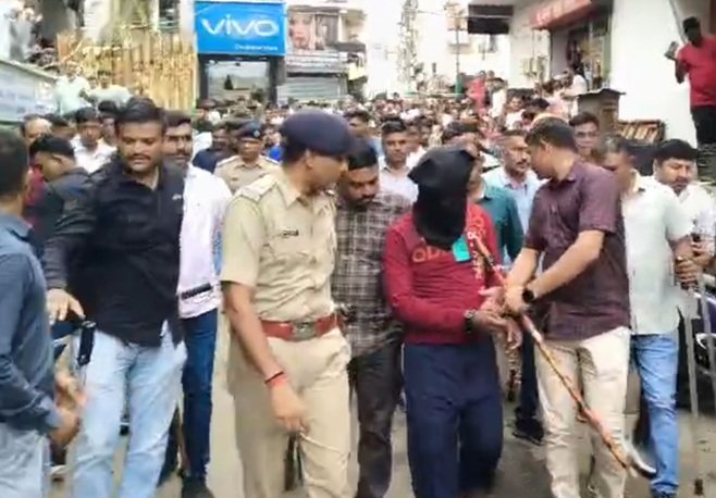 સુરતના સચિન વિસ્તારમાં જ્વેલર્સમાં લૂંટ, હત્યા મામલે 4 પૈકી ઝડપાયેલા 1 લુટારુને સાથે રાખીને પોલીસે ઘટના મામલે તપાસ કરી