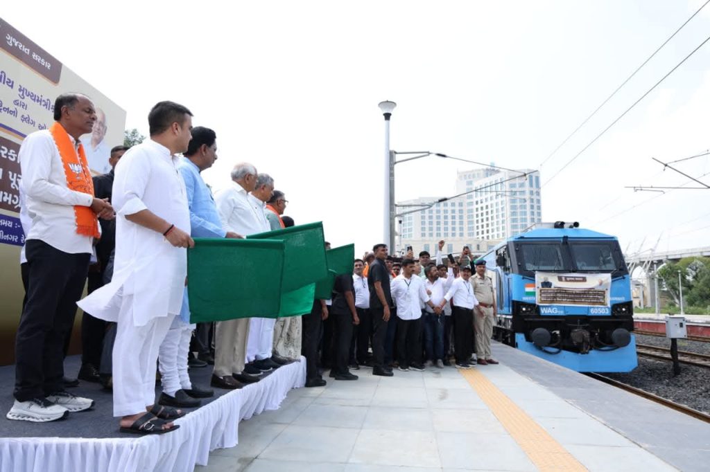 પંજાબના પૂર પ્રભાવિત લોકોની સહાયતા માટે ખાદ્ય સામગ્રી અને જીવન જરૂરી ચીજ વસ્તુઓ વિશેષ રાહત ટ્રેન મારફતે મોકલવામાં આવી
