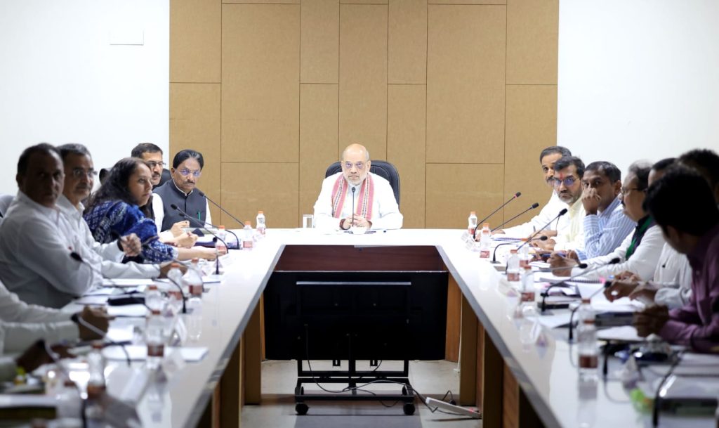ગાંધીનગર સર્કિટ હાઉસ ખાતે ગાંધીનગર લોકસભા વિસ્તારમાં ભરાતા વરસાદી પાણીની સમસ્યાના ઉકેલના એકશન પ્લાનની ઉચ્ચ સ્તરીય સમીક્ષા બેઠક હાથ ધરતા શ્રી અમિત શાહ