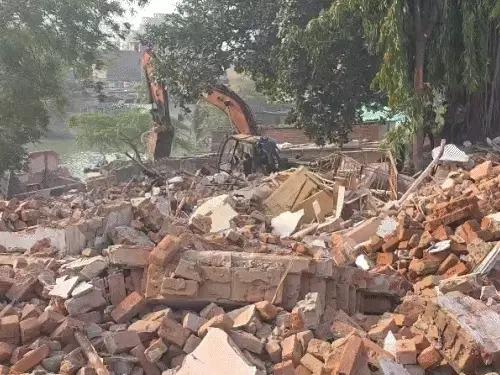અમદાવાદના ઈસનપુર તળાવમાં મેગા ડિમોલિશન