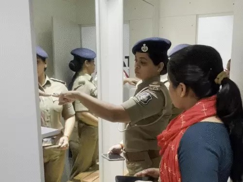 મહિલાઓને જાગ્રત કરવા સુરત પોલીસનું અભિયાન; ફિંગર ટેસ્ટથી મિરરની ઓળખ વિશે પોલીસ ઈન્સ્પેક્ટરે મહિલાઓને માહિતી આપી