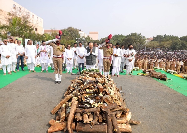 બારામતીના વિદ્યા પ્રતિષ્ઠા મેદાનમાં સંપૂર્ણ રાજકીય સન્માન સાથે અજિત પવારના અંતિમ સંસ્કાર કરવામાં આવ્યા