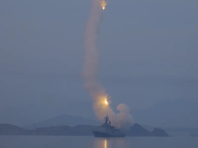 ઉત્તર કોરિયાની સેનાએ પૂર્વી સમુદ્ર તરફ 10 જેટલી બેલિસ્ટિક મિસાઇલો છોડી: દક્ષિણ કોરિયા