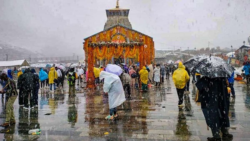 હવામાનમાં સુધારો થયા બાદ કેદારનાથની પવિત્ર યાત્રા ફરી શરૂ; યાત્રાળુઓને સાવચેતી રાખવા અપીલ